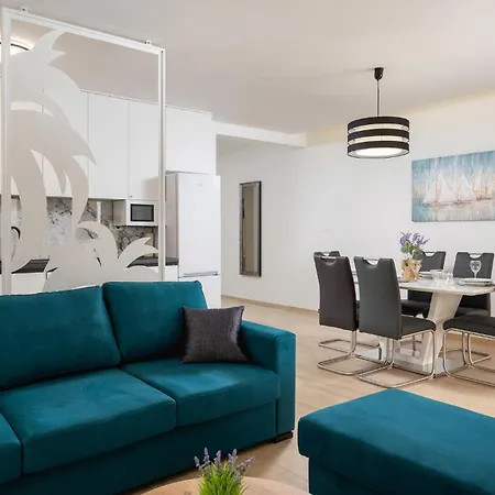 Appartamento Awesome In With Kitchen Podstrana
